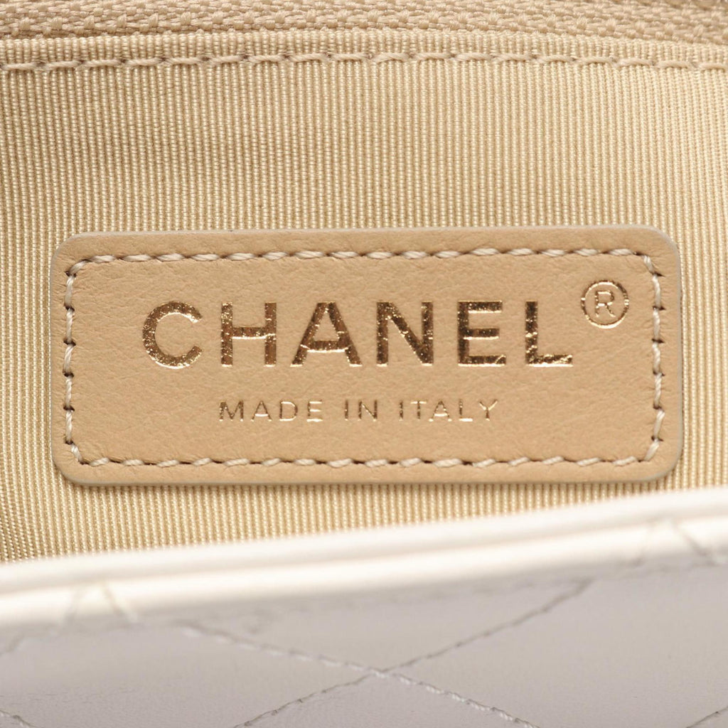 Chanel White Leather Shoulder Bag (Pre-Owned)
