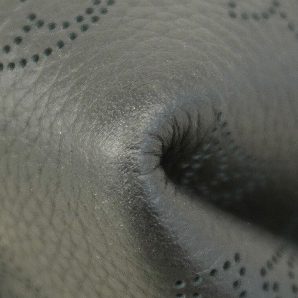 Louis Vuitton Noir Handbag (Pre-Owned)