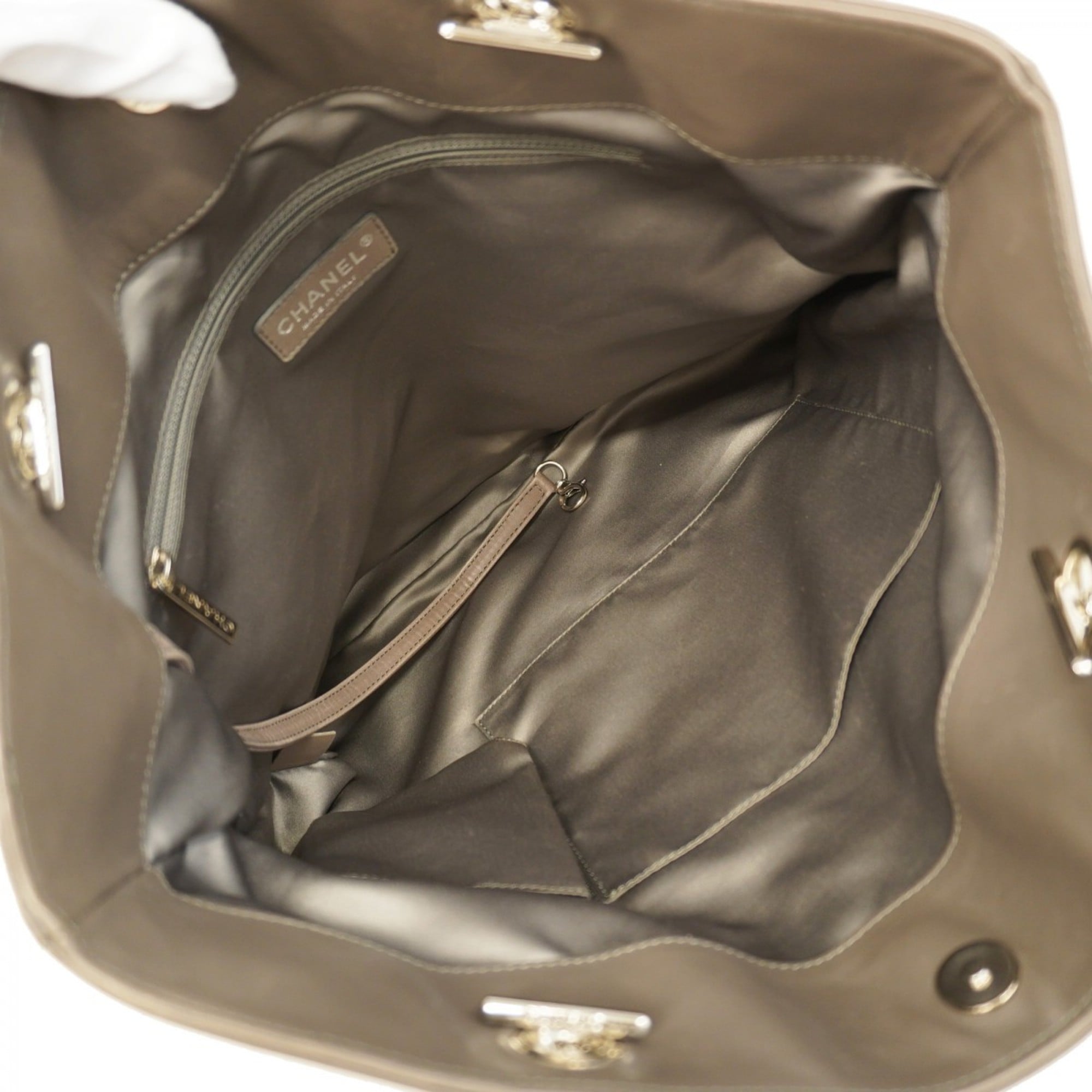 Chanel Gray Leather Shoulder Bag (Pre-Owned)