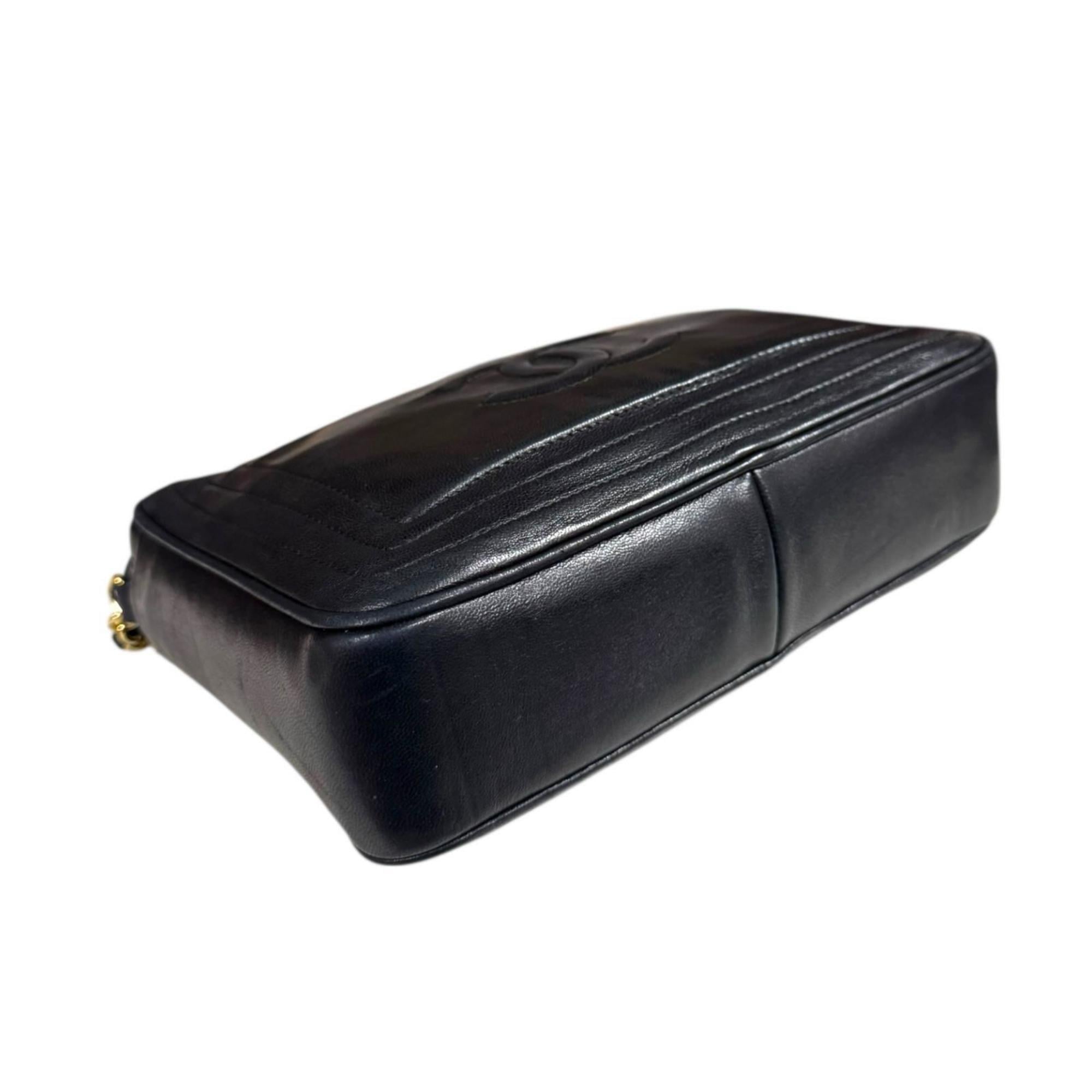 Chanel Black Leather Shoulder Bag (Pre-Owned)