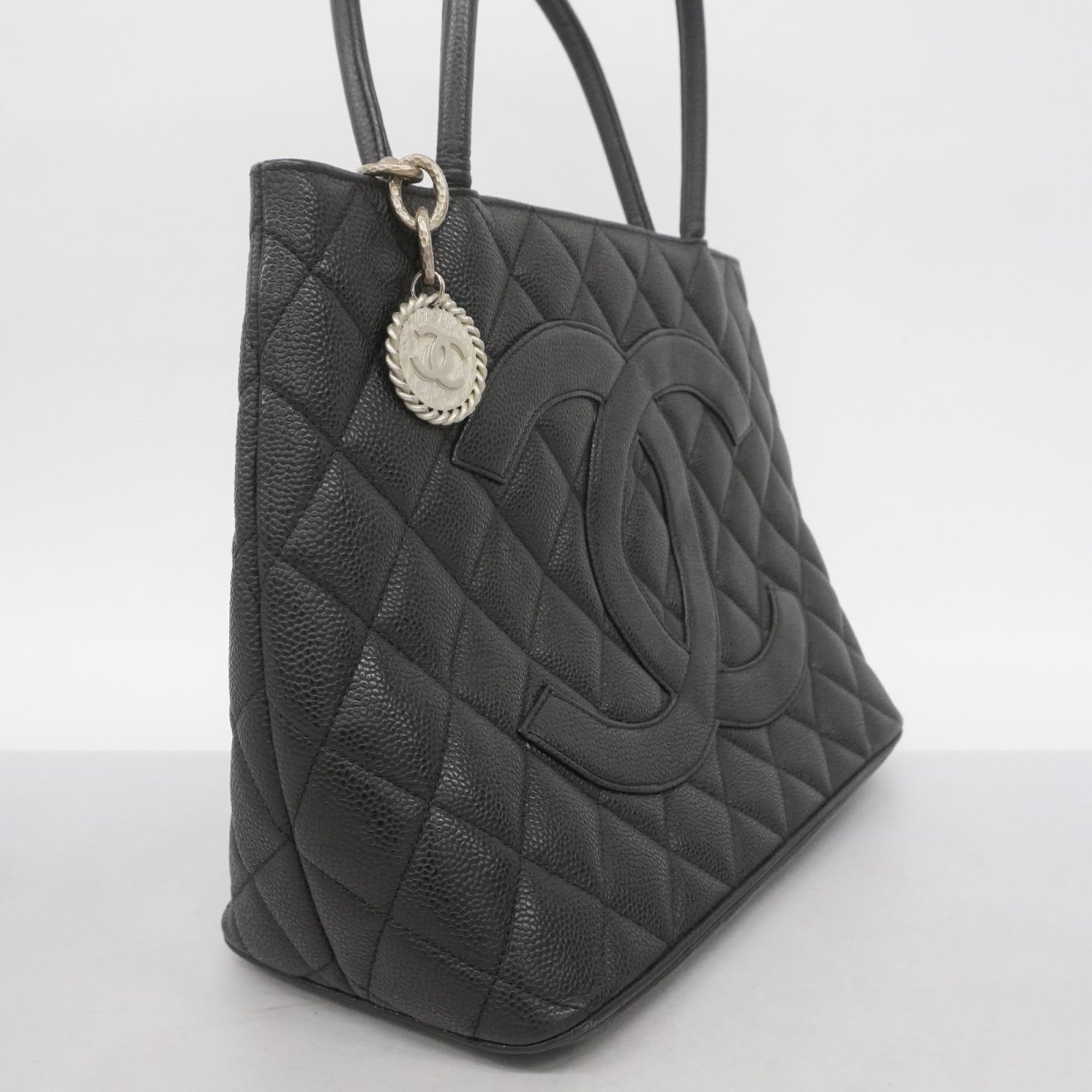 Chanel Black Grained Calfskin Shoulder Bag (Pre-Owned)