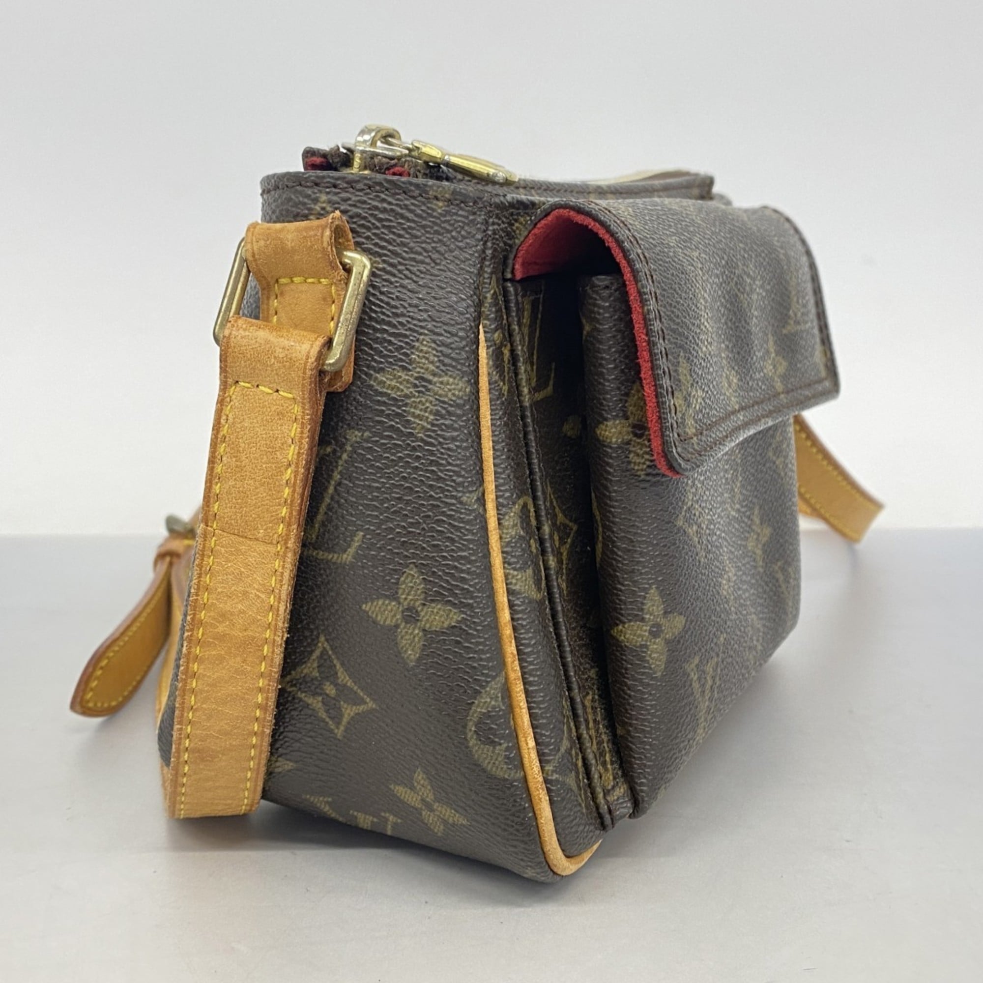 Louis Vuitton Brown Shoulder Bag (Pre-Owned)