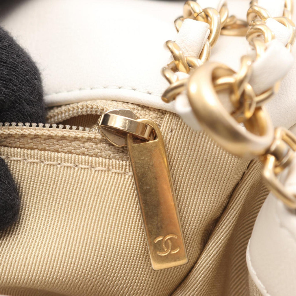 Chanel White Leather Shoulder Bag (Pre-Owned)