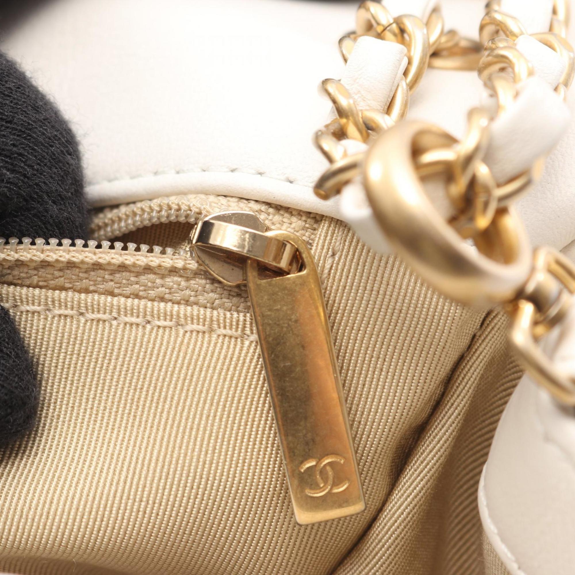 Chanel White Leather Shoulder Bag (Pre-Owned)
