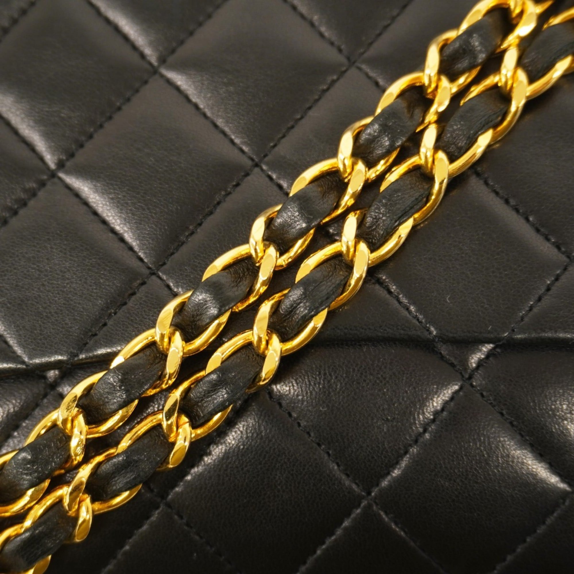 Chanel Black Leather Shoulder Bag (Pre-Owned)