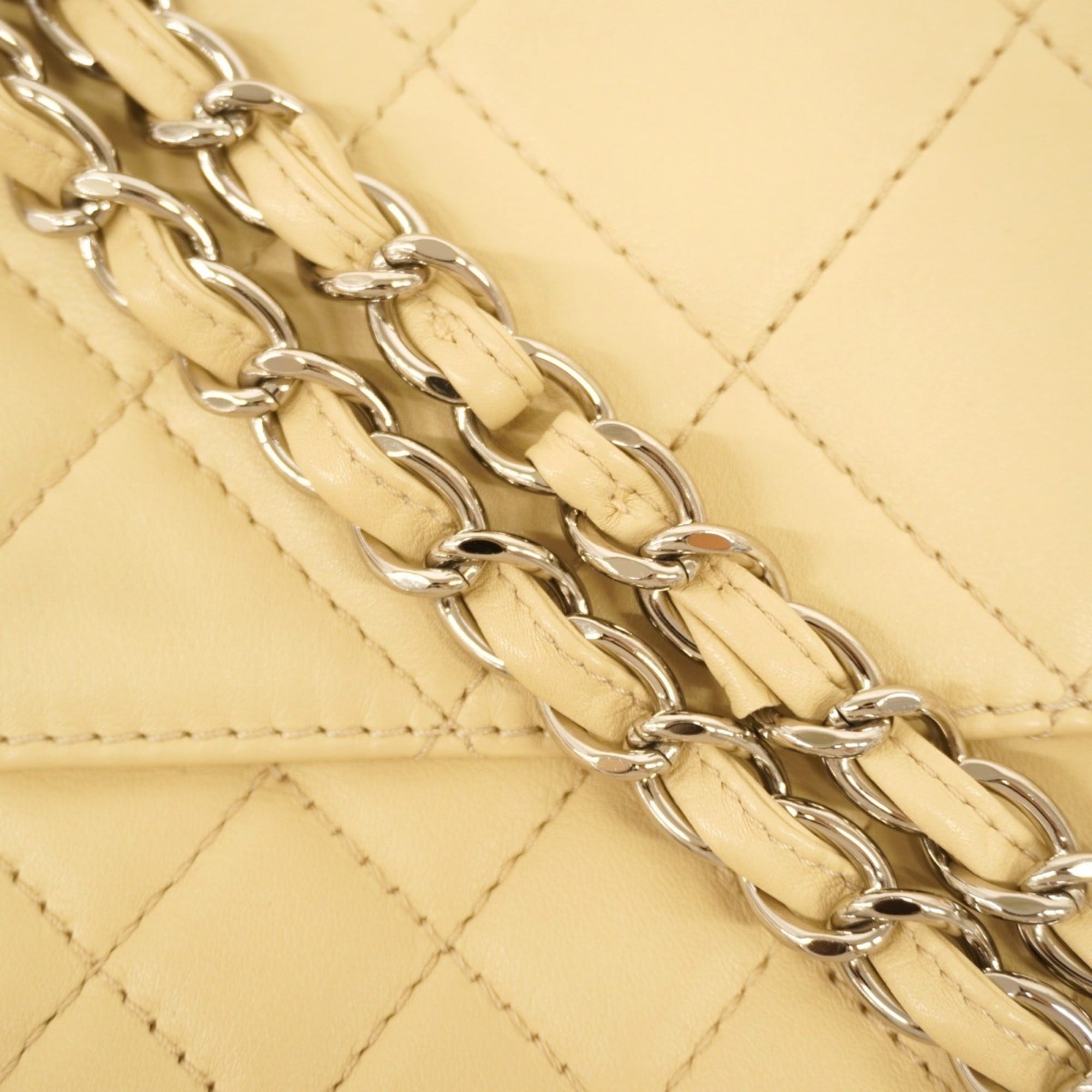 Chanel Beige Leather Shoulder Bag (Pre-Owned)