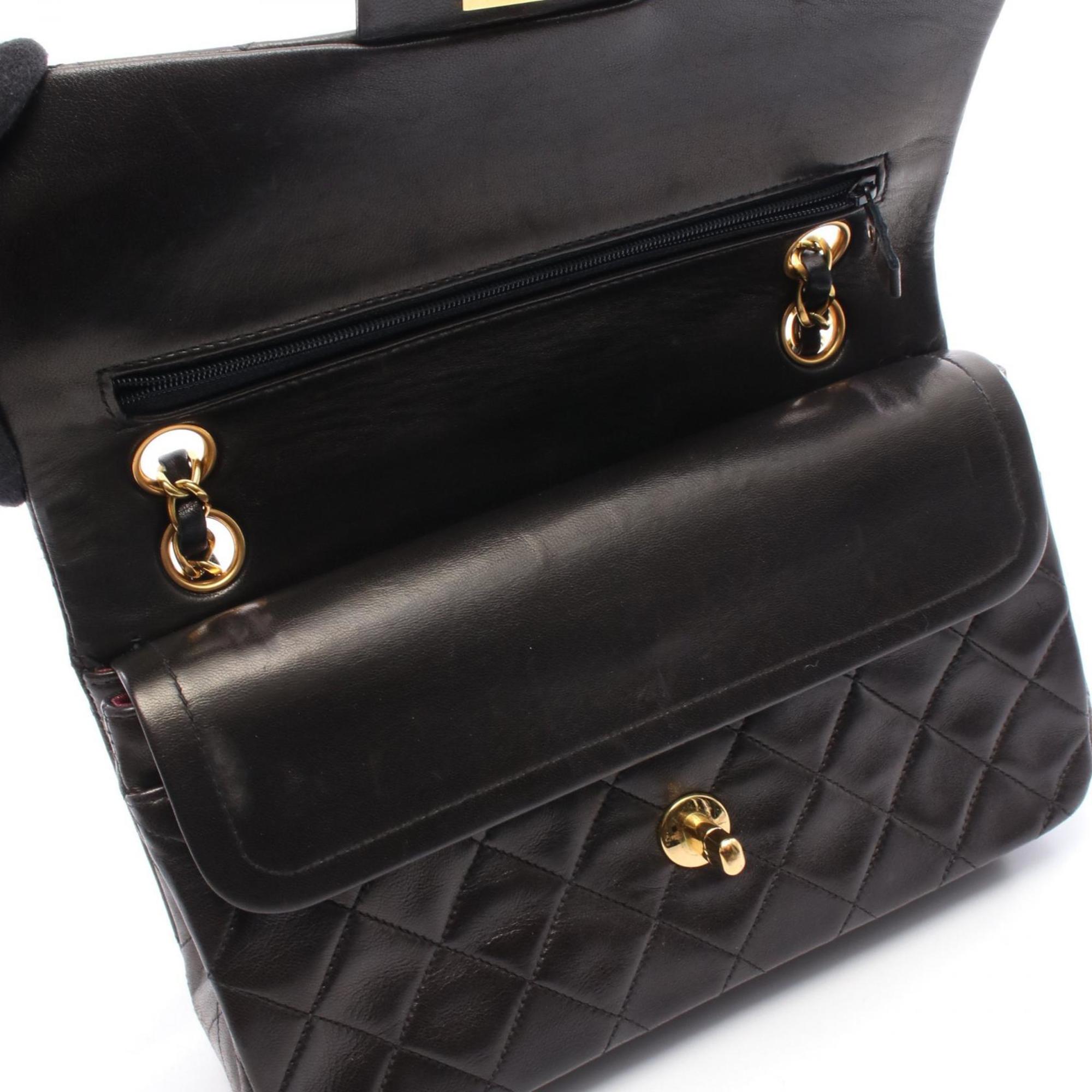 Chanel Black Leather Shoulder Bag (Pre-Owned)