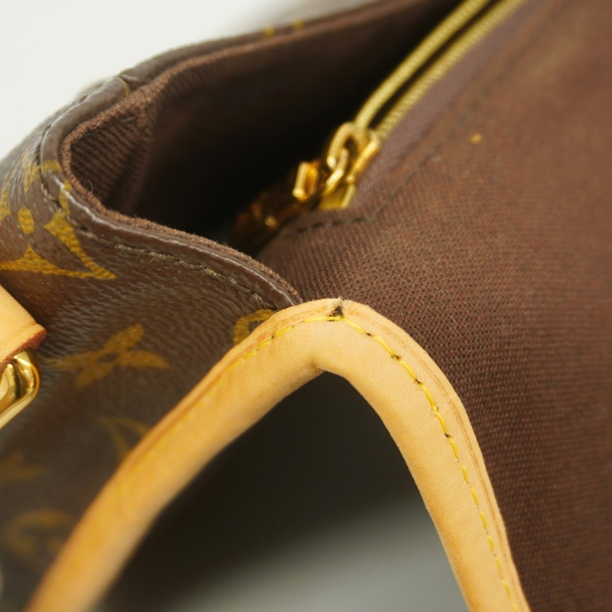 Louis Vuitton Brown Shoulder Bag (Pre-Owned)