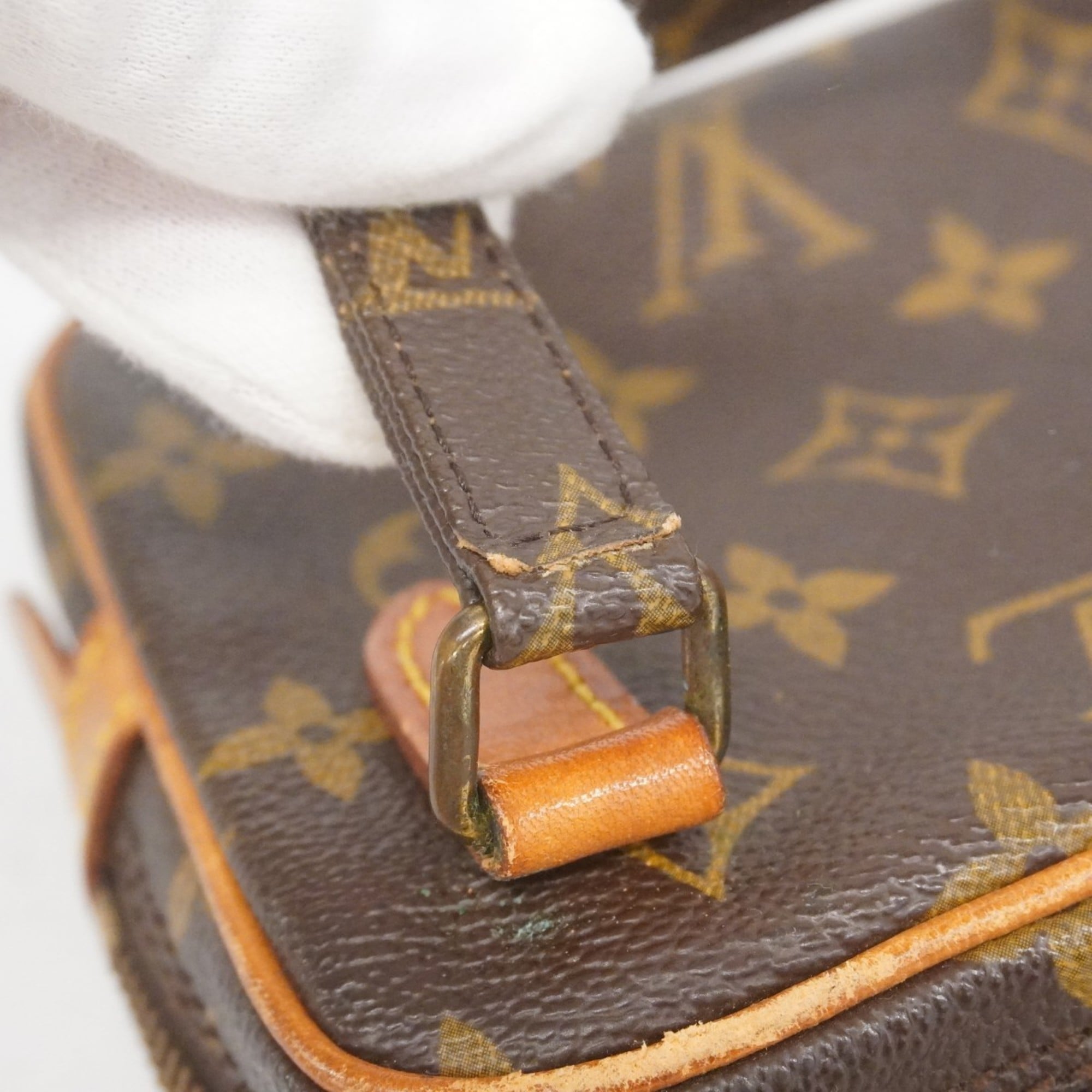 Louis Vuitton Brown Shoulder Bag (Pre-Owned)
