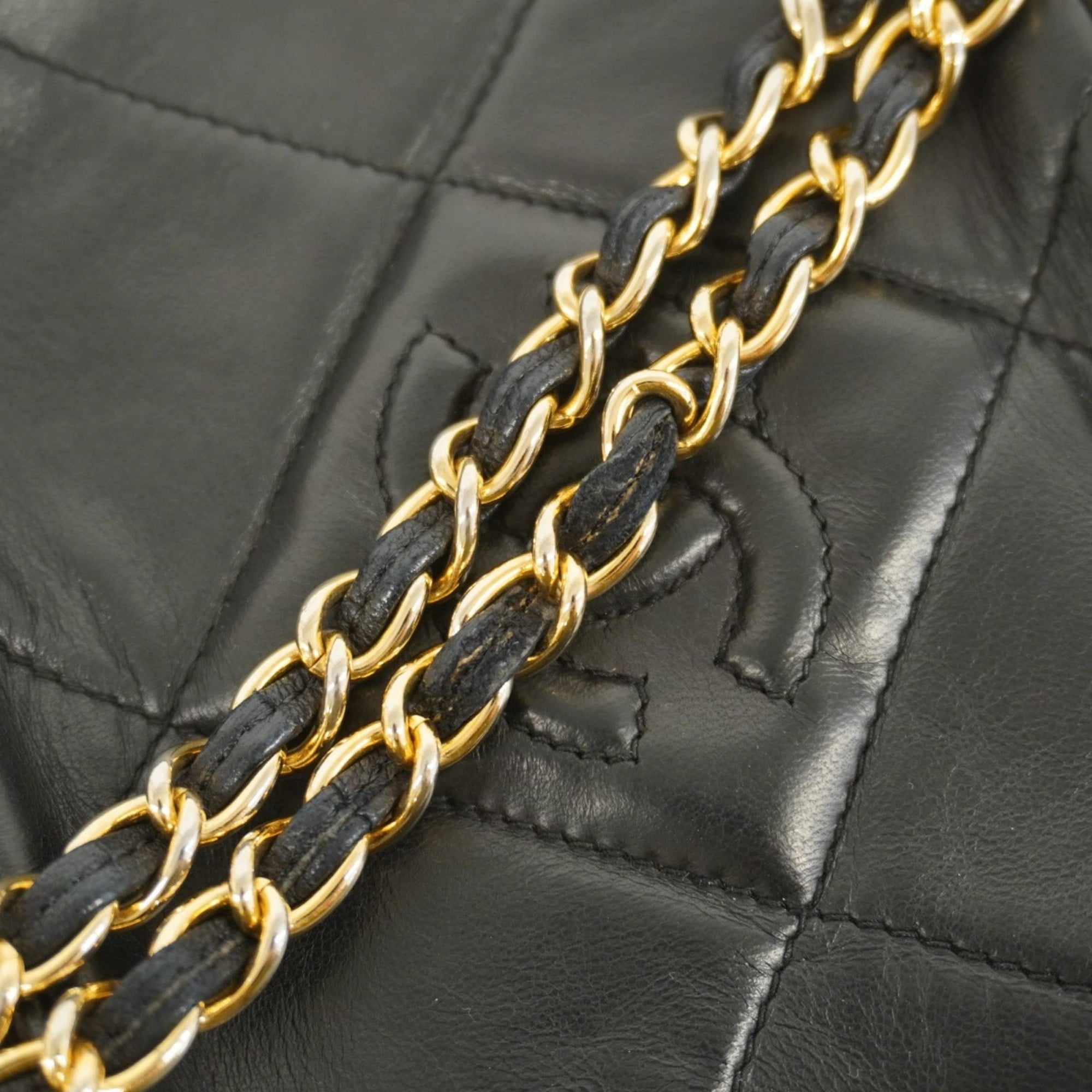 Chanel Black Leather Shoulder Bag (Pre-Owned)