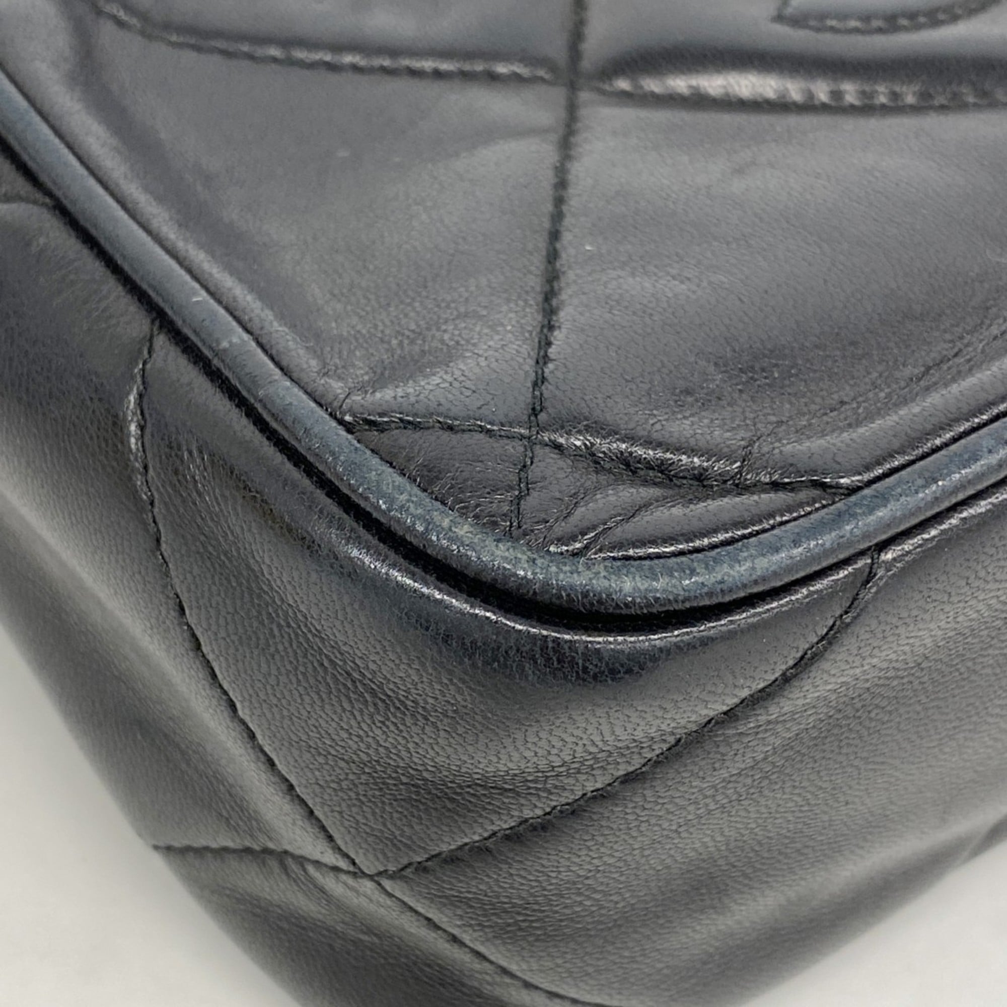 Chanel Black Leather Shoulder Bag (Pre-Owned)