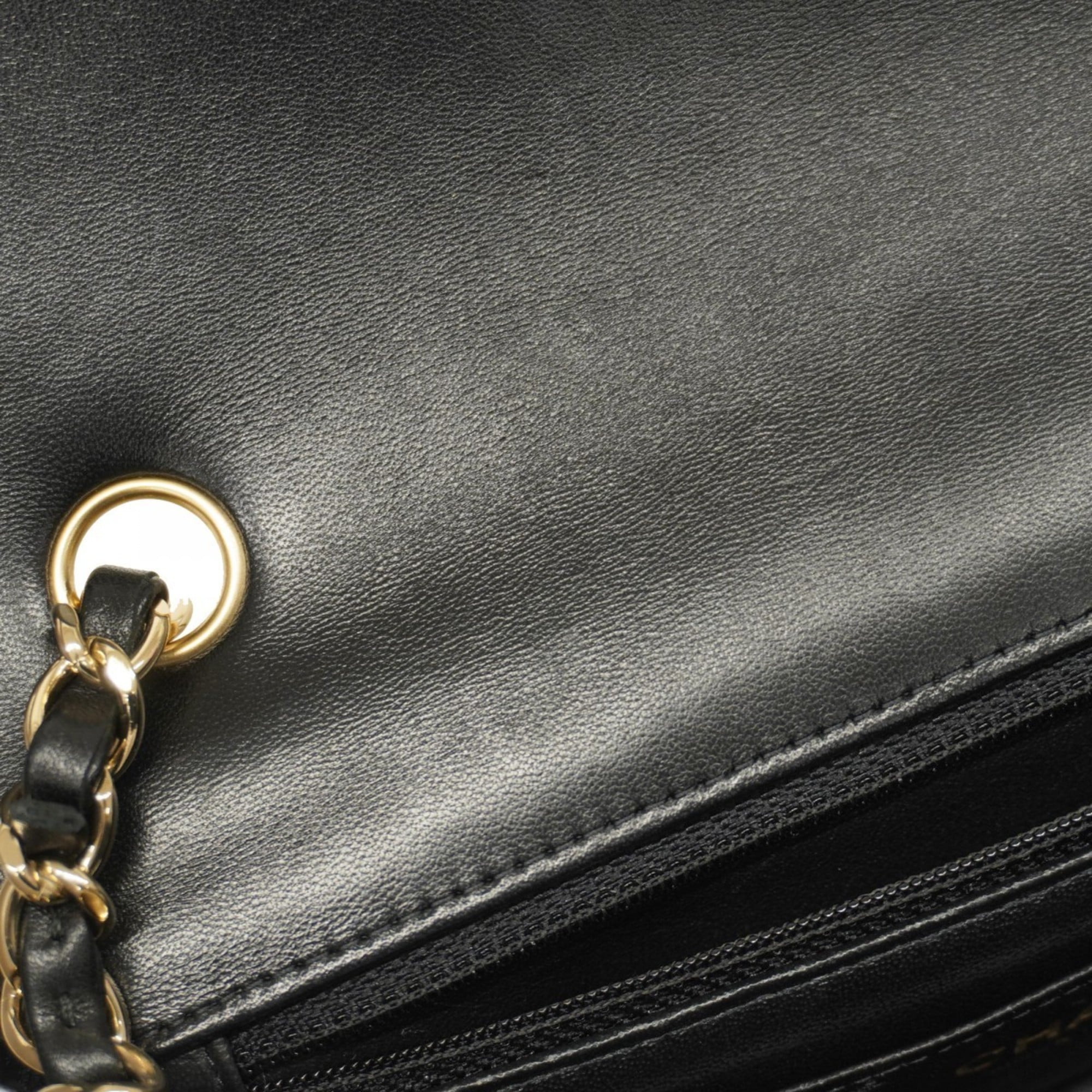 Chanel Black Leather Shoulder Bag (Pre-Owned)