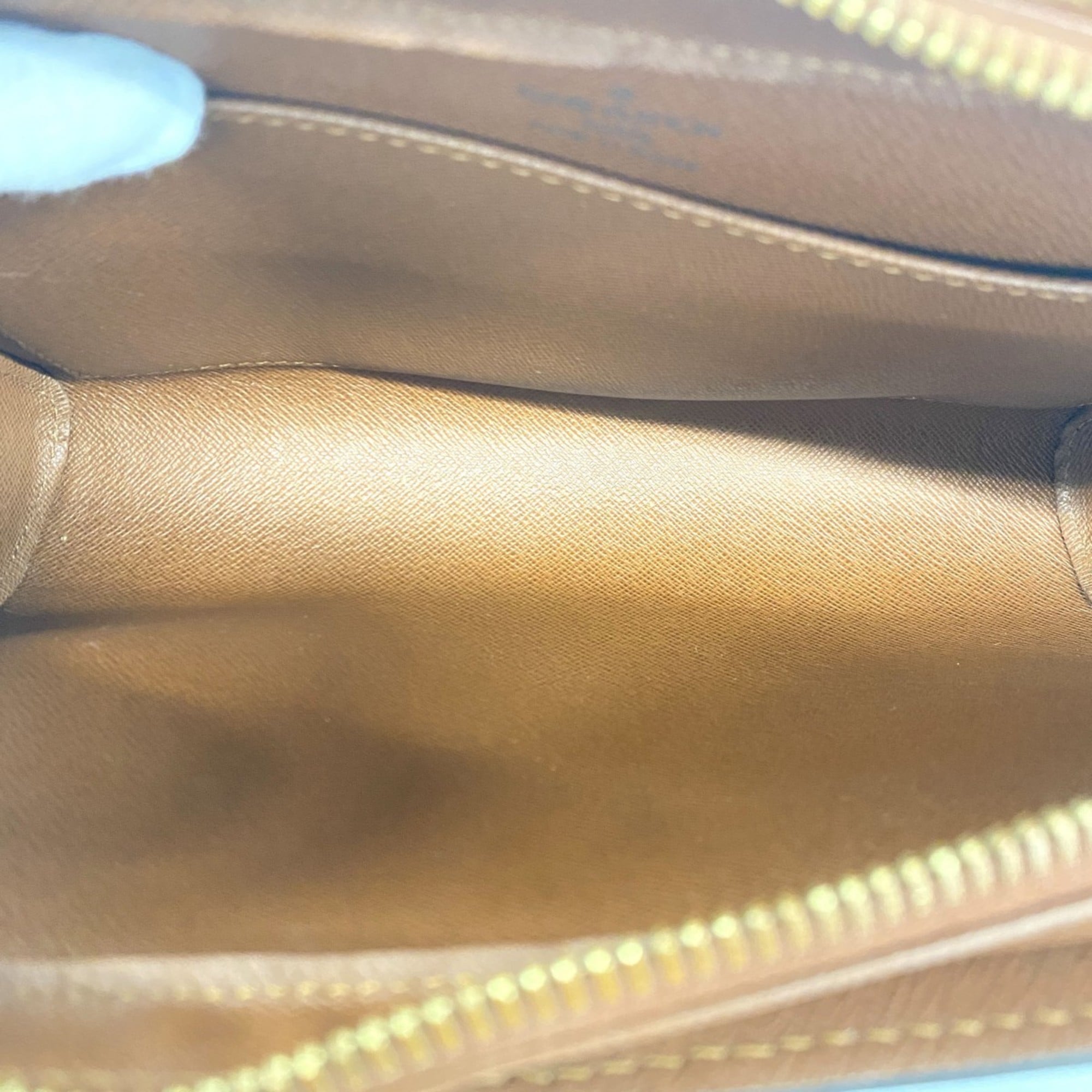 Louis Vuitton Brown Clutch Bag (Pre-Owned)