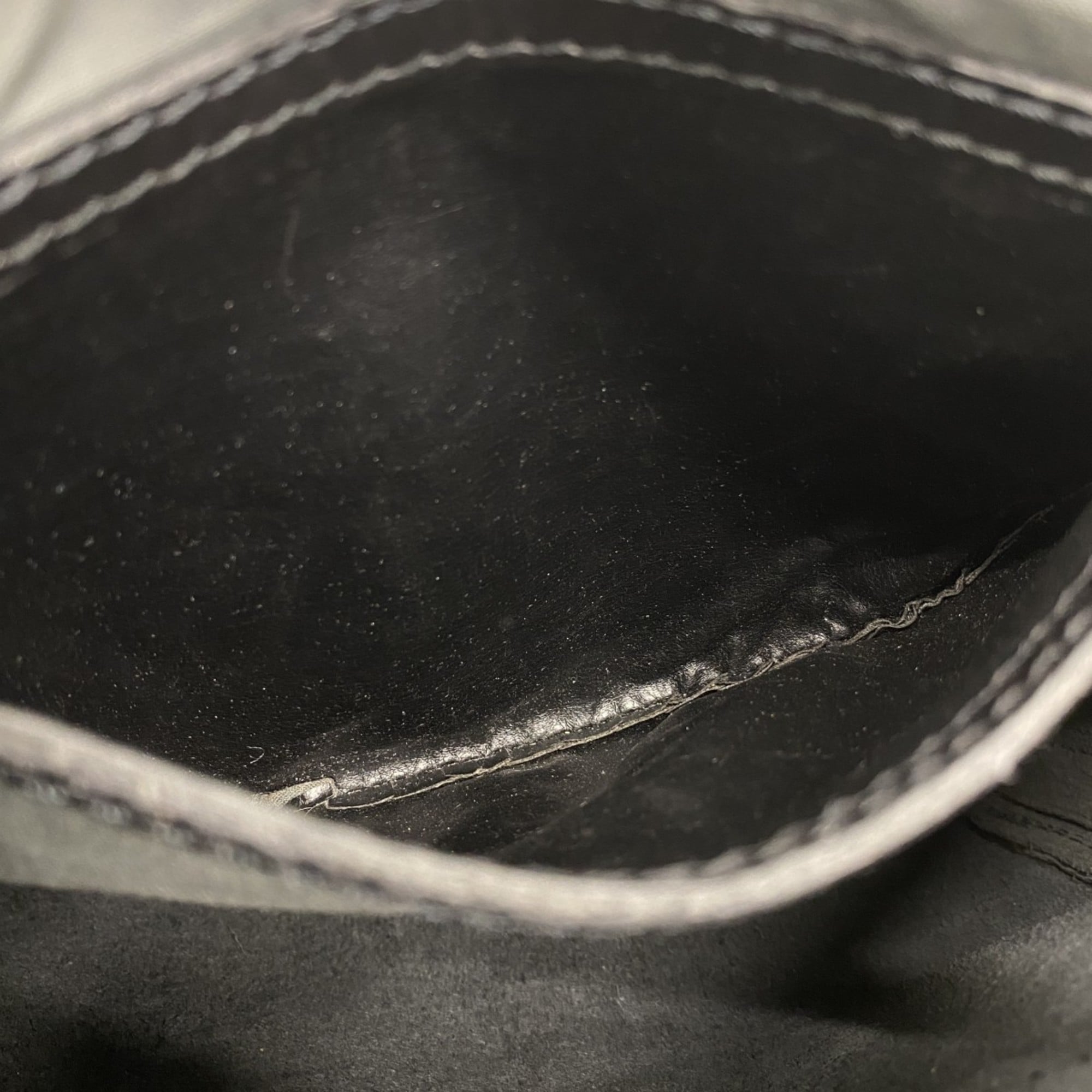 Louis Vuitton Noir Handbag (Pre-Owned)