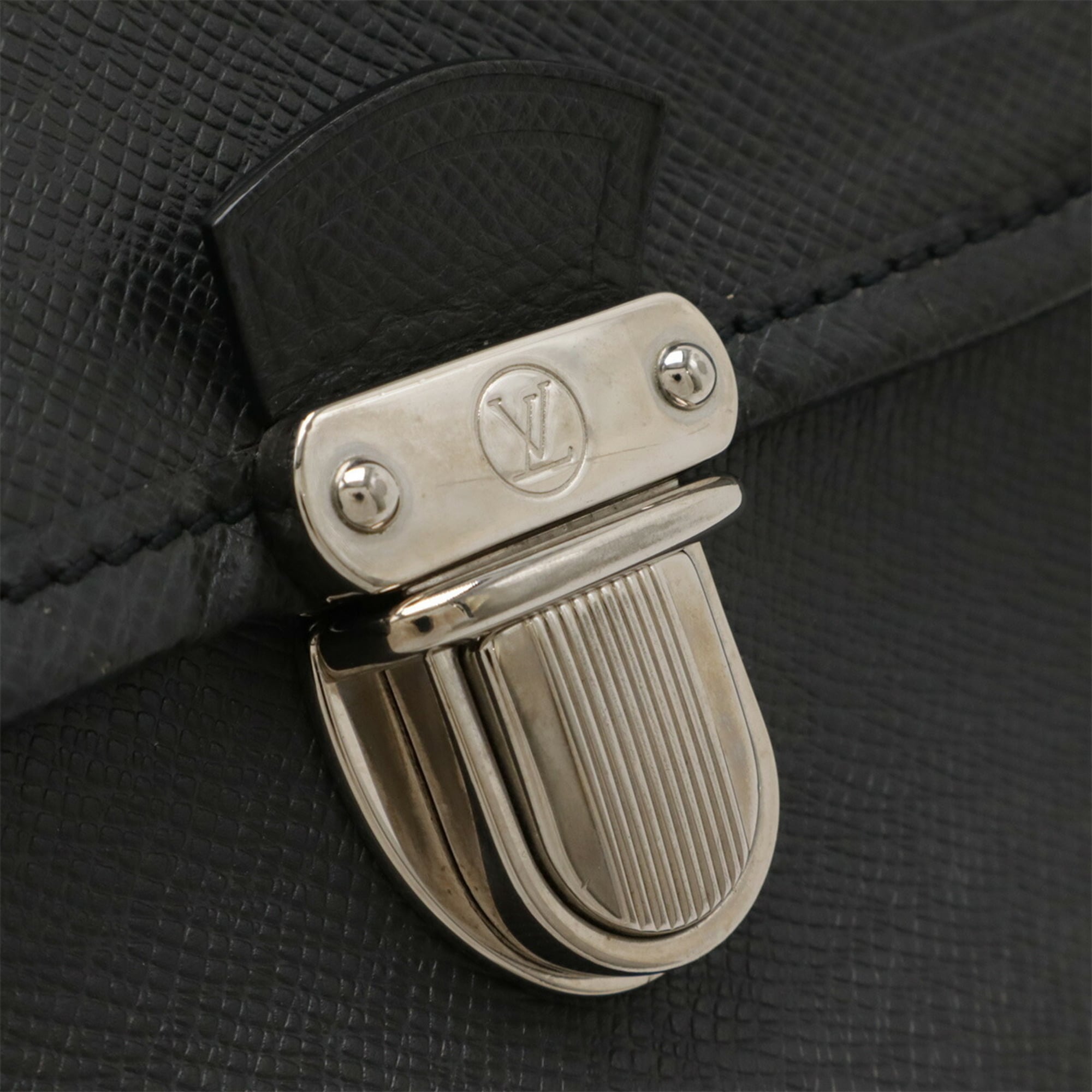 Louis Vuitton Taiga Ardoise Black Leather Shoulder Bag (Pre-Owned)