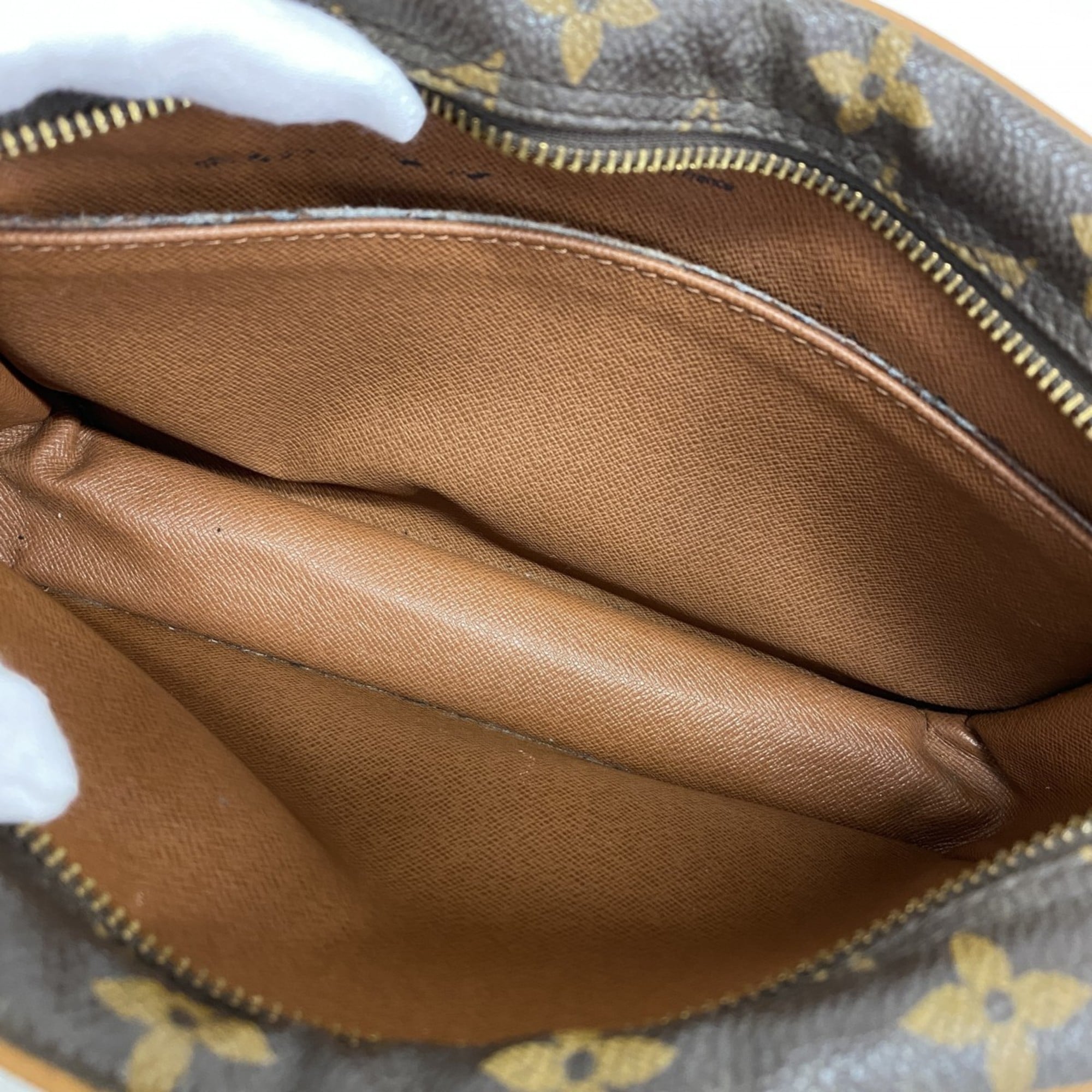 Louis Vuitton Brown Clutch Bag (Pre-Owned)