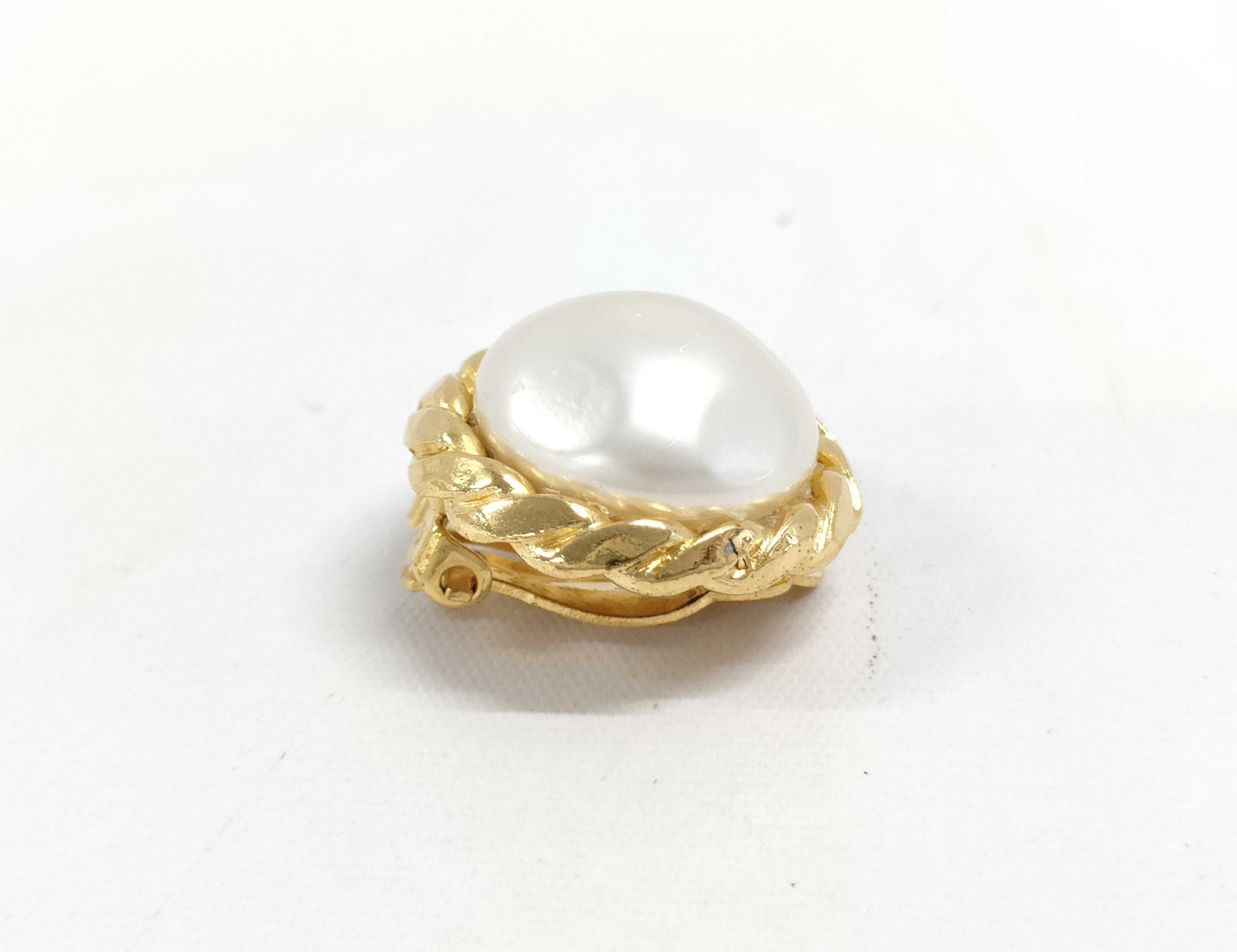 Chanel Vintage Round Clip-On Earrings Metal With Faux Pearl Gold Gold_Plated Earrings Jewelry (Pre-Owned)