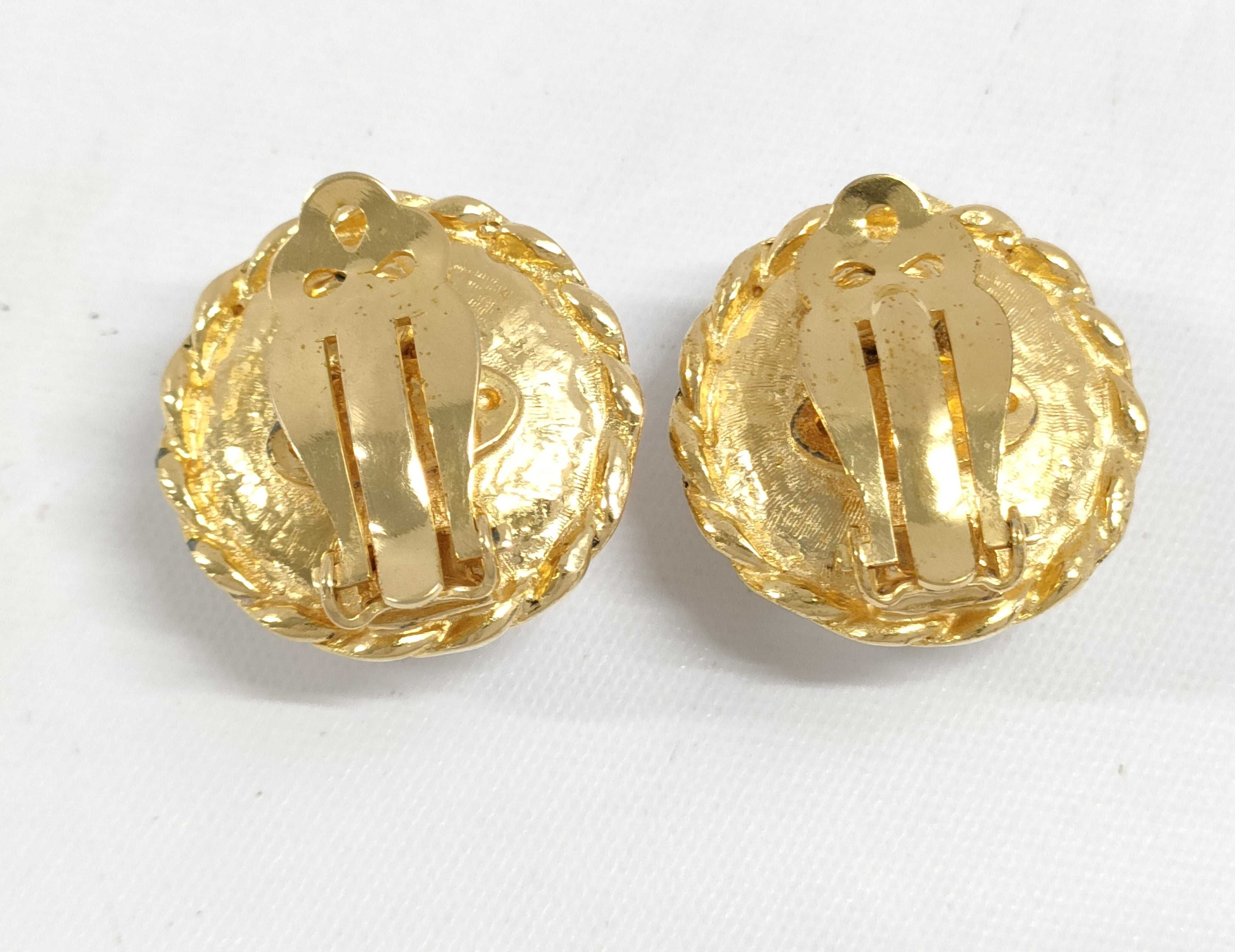 Chanel Vintage Round Clip-On Earrings Metal With Faux Pearl Gold Gold_Plated Earrings Jewelry (Pre-Owned)