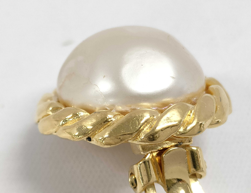 Chanel Vintage Round Clip-On Earrings Metal With Faux Pearl Gold Gold_Plated Earrings Jewelry (Pre-Owned)