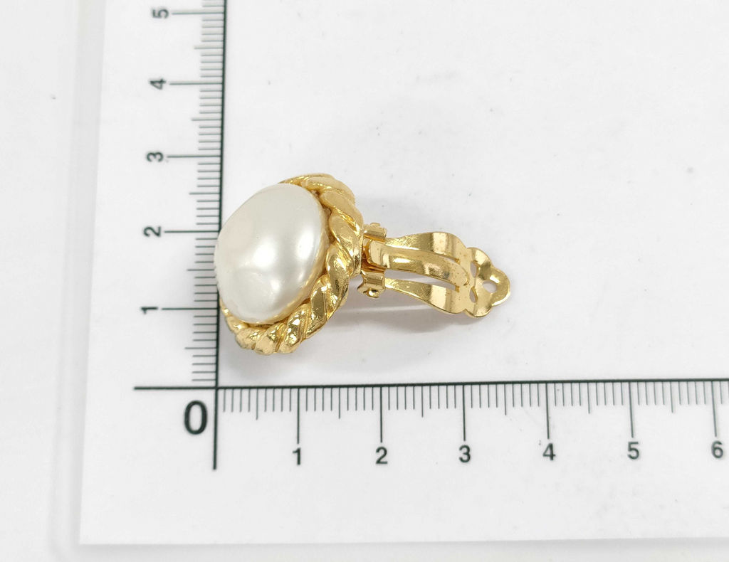 Chanel Vintage Round Clip-On Earrings Metal With Faux Pearl Gold Gold_Plated Earrings Jewelry (Pre-Owned)