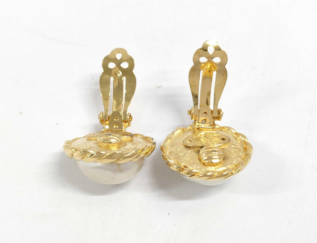 Chanel Vintage Round Clip-On Earrings Metal With Faux Pearl Gold Gold_Plated Earrings Jewelry (Pre-Owned)