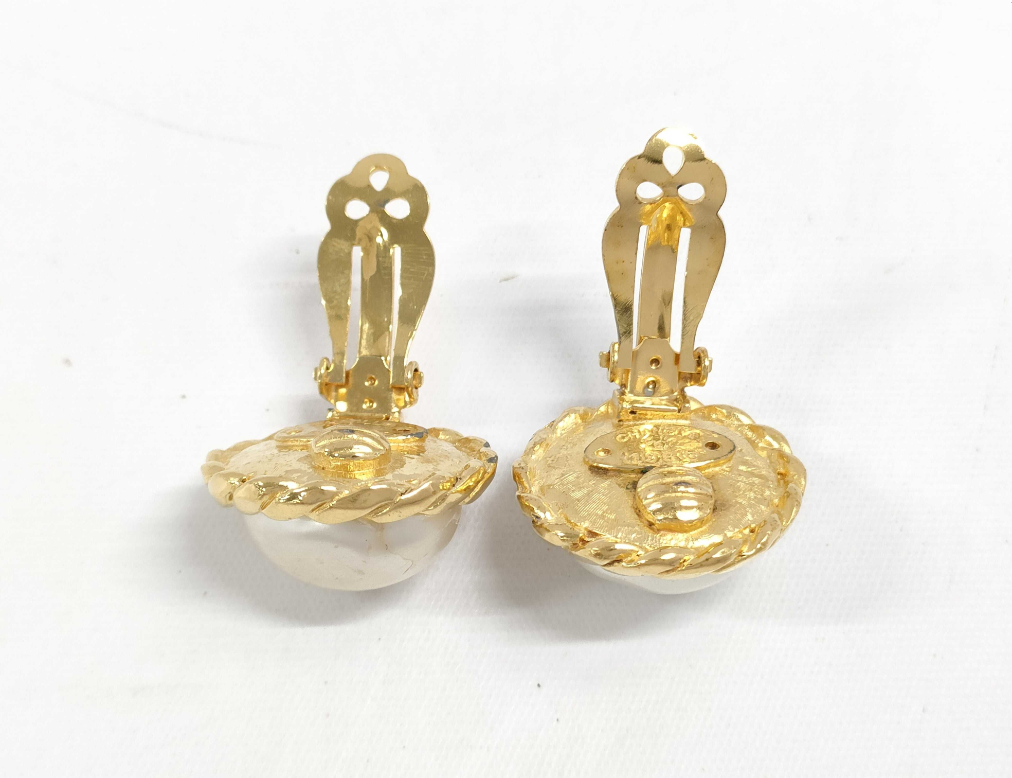Chanel Vintage Round Clip-On Earrings Metal With Faux Pearl Gold Gold_Plated Earrings Jewelry (Pre-Owned)