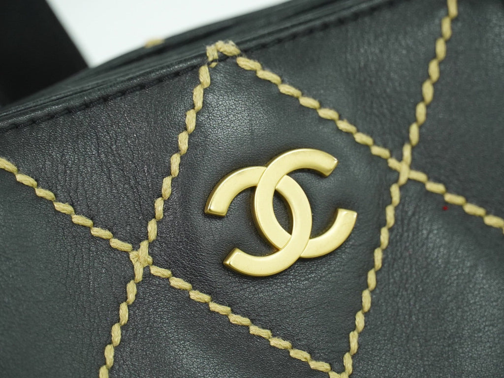 Chanel Surpique Tote Quilted Leather Black Leather Handbag (Pre-Owned)