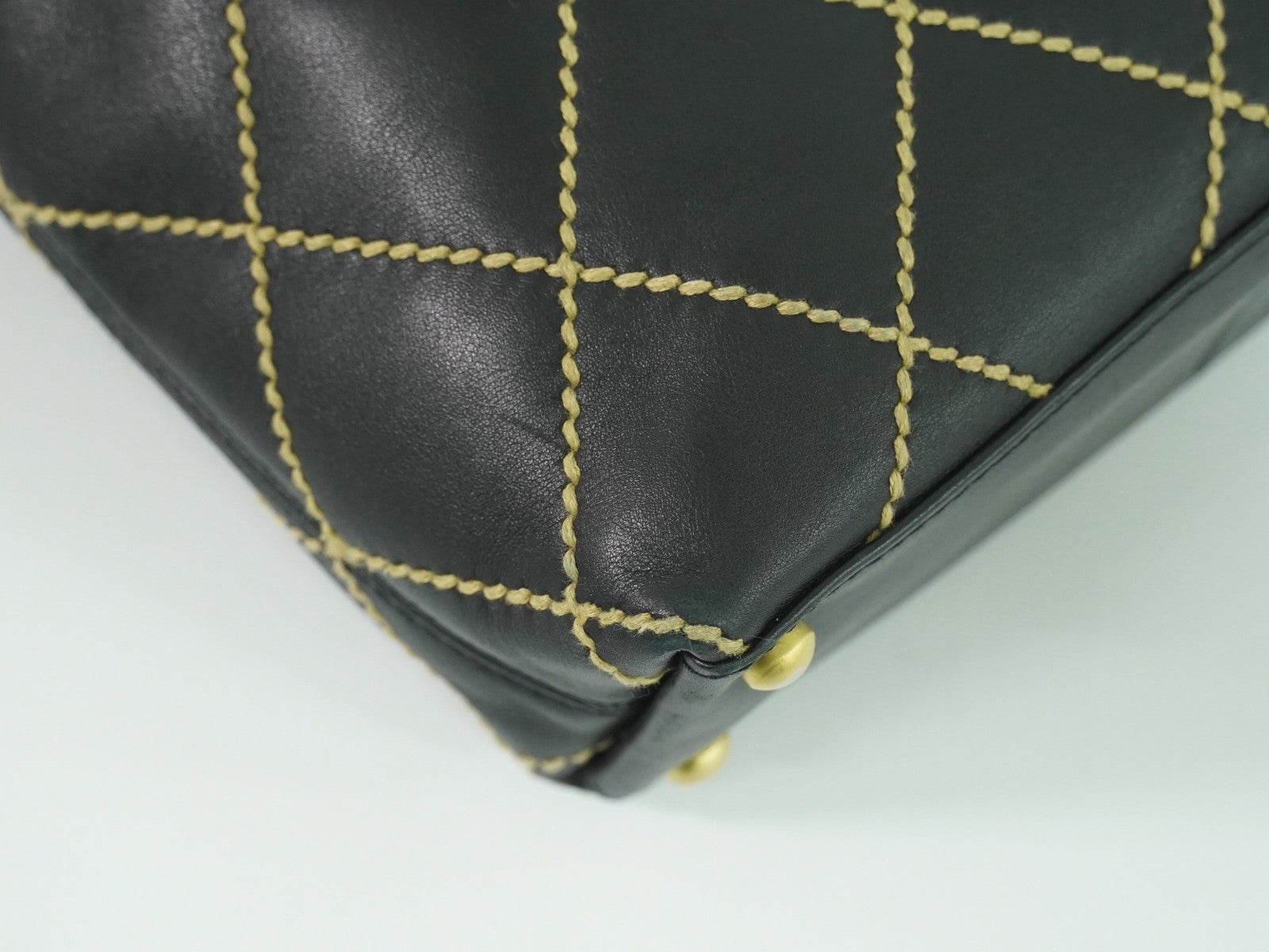 Chanel Surpique Tote Quilted Leather Black Leather Handbag (Pre-Owned)