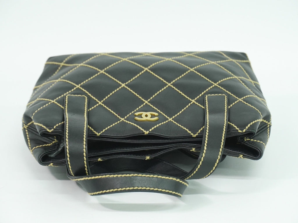 Chanel Surpique Tote Quilted Leather Black Leather Handbag (Pre-Owned)