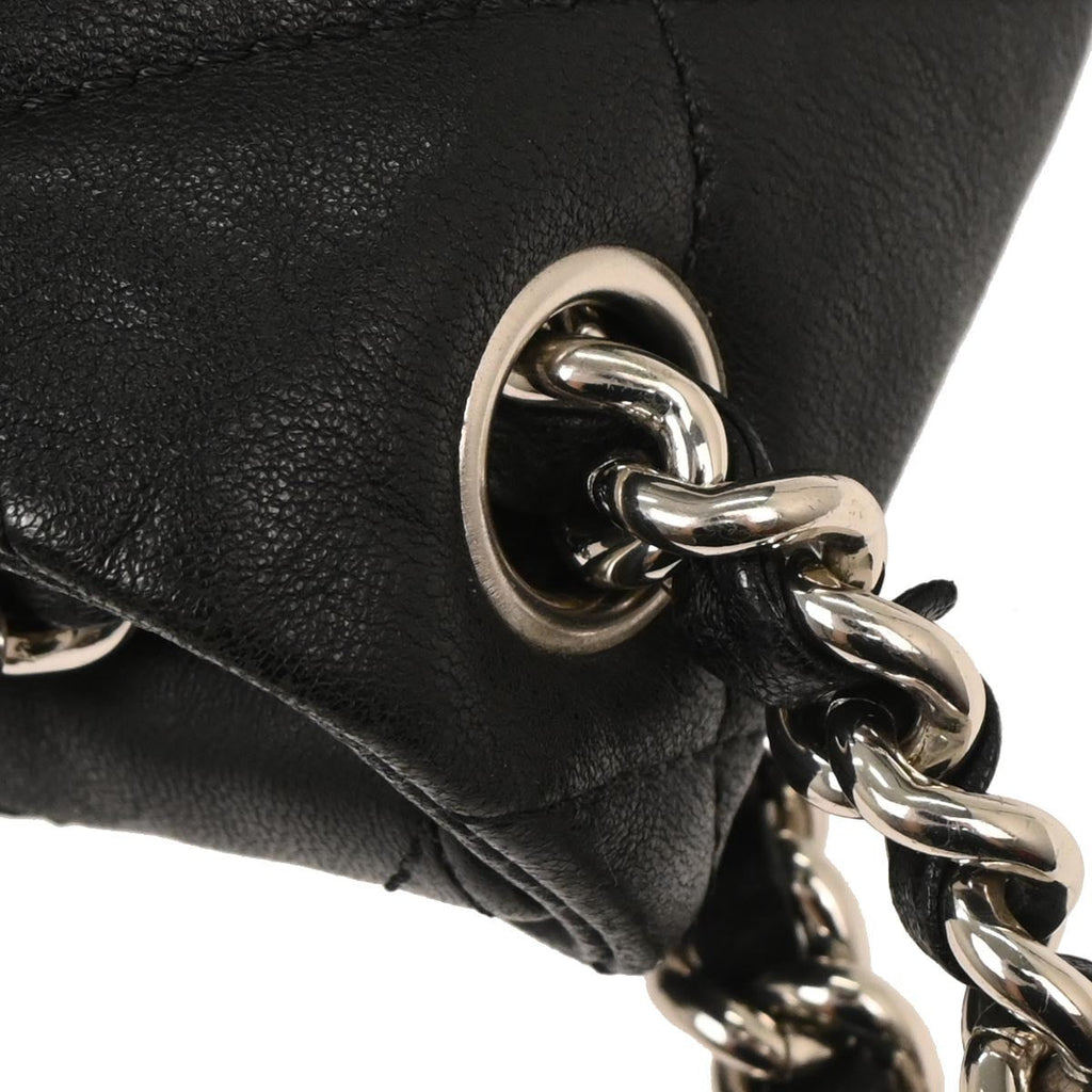Chanel Chain Around Flap Bag Quilted Leather Black Leather Shoulder Bag Bag (Pre-Owned)