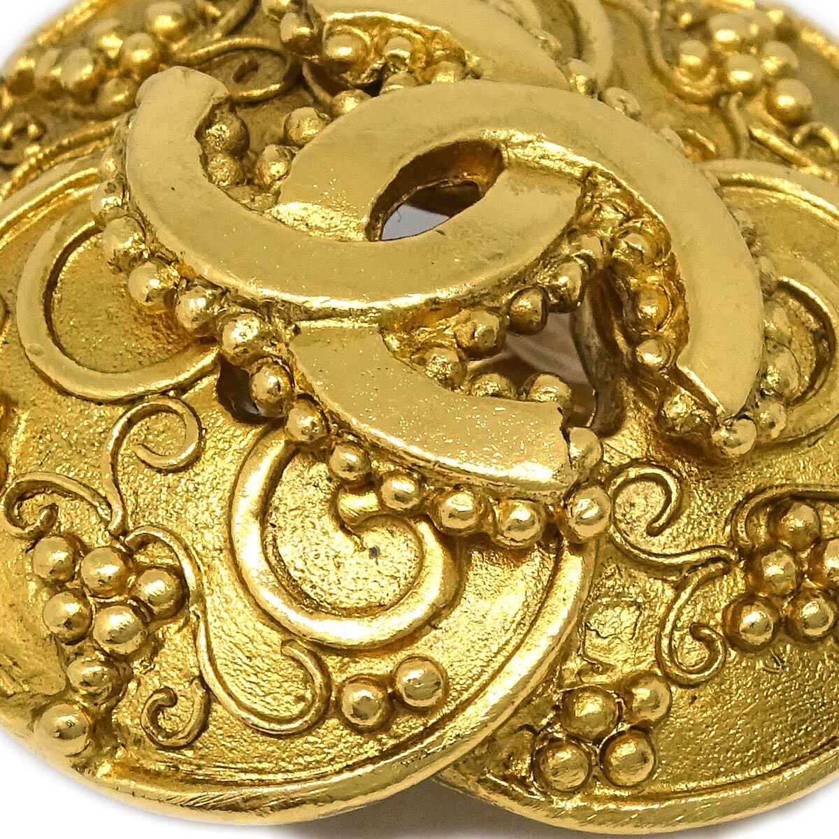 Chanel Clover Round Clip-On Earrings Metal Gold Gold_Plated Earrings Jewelry (Pre-Owned)